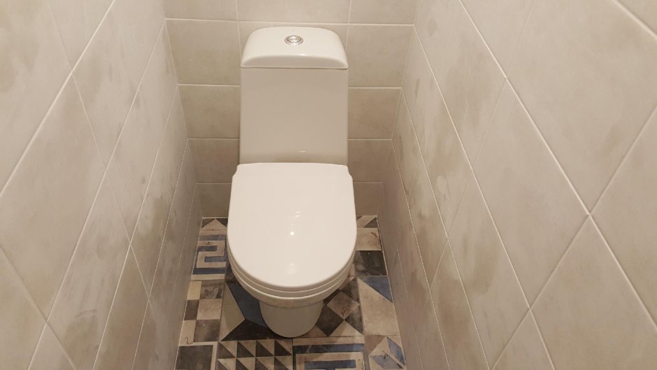 Плинтус в ванной комнате на пол