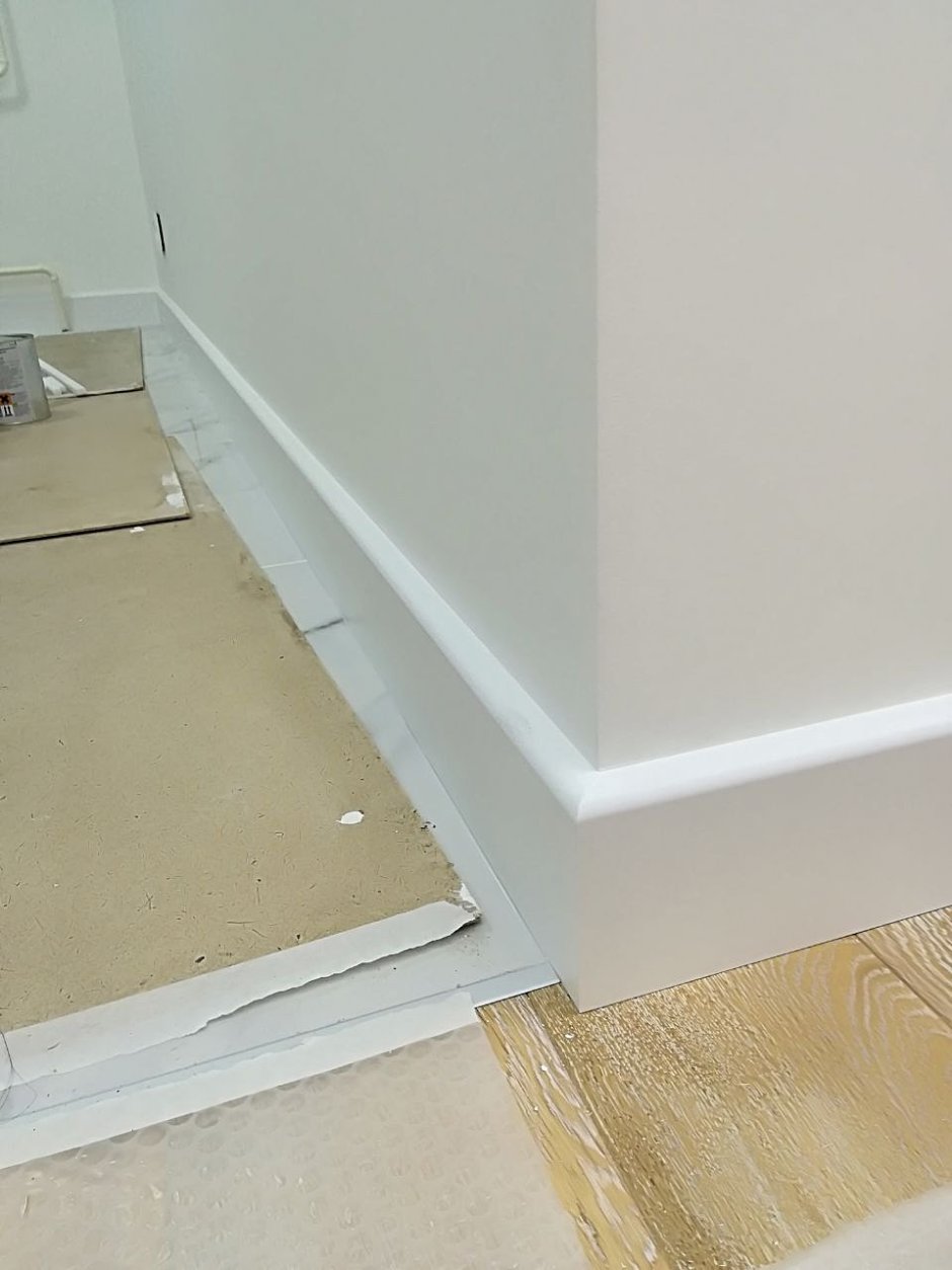 Лента плинтус самоклеющийся 10м 106