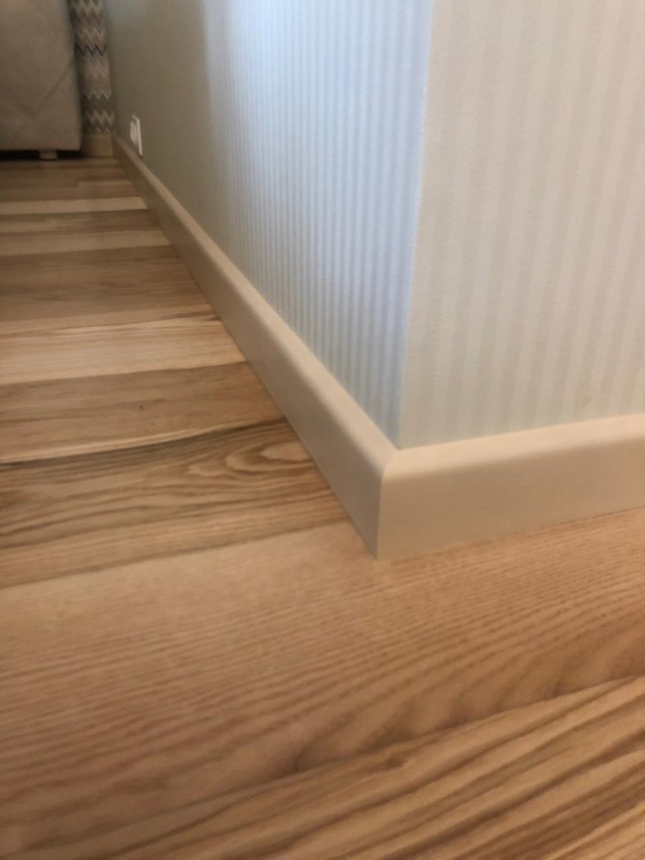 Щель между ванной и стеной