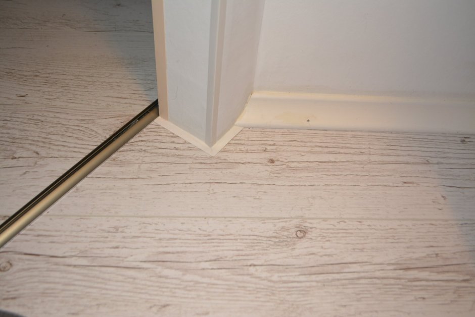 Плинтус из плитки в коридоре