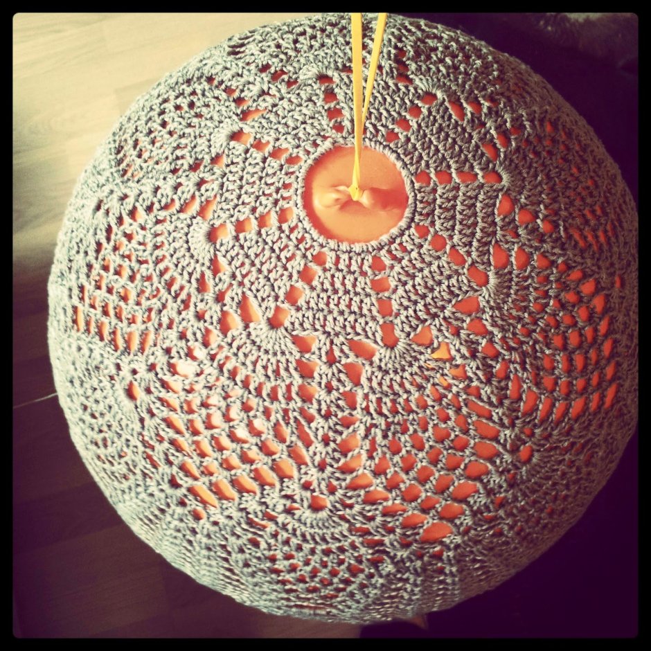 Вязаный абажур для настольной лампы