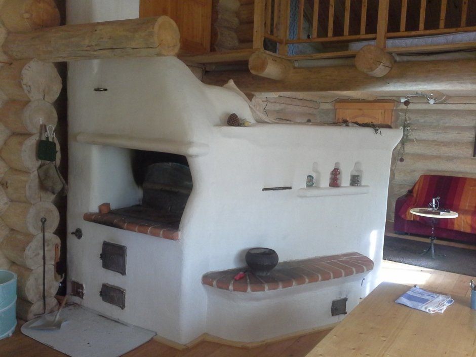 Русская печь с лежанкой в деревенском доме