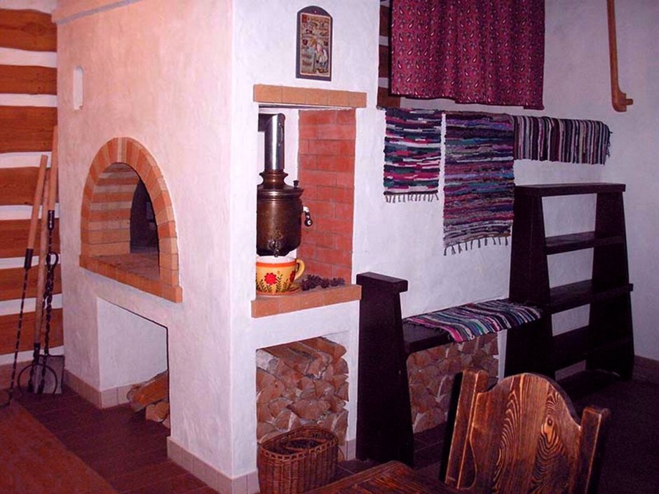 Русская печь с лежанкой в избе