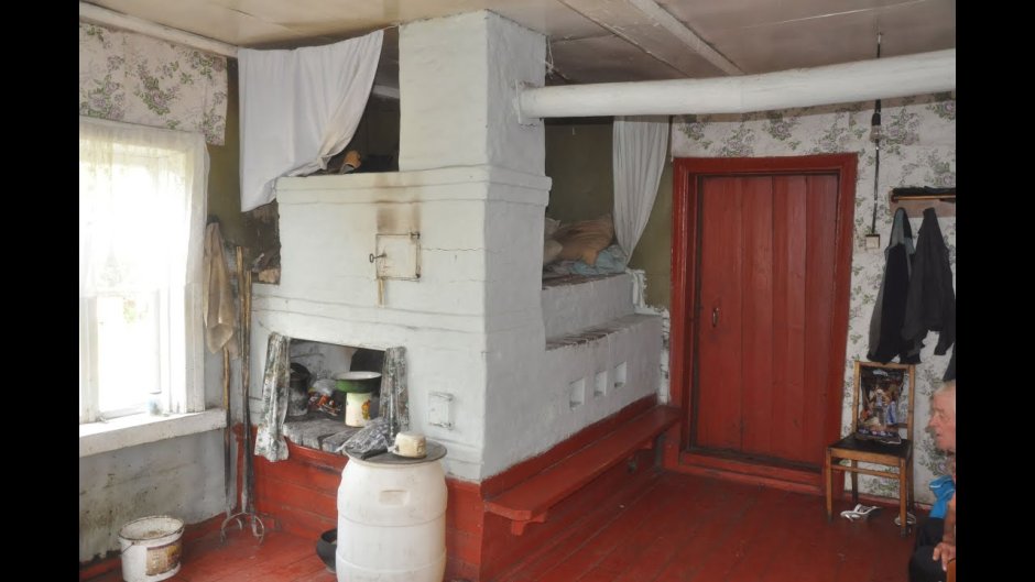 Русская печь с лежанкой в деревенском