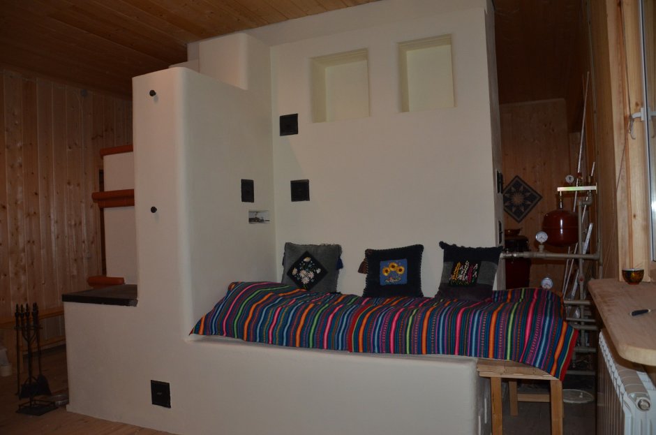 Печь с лежанкой в гостиной