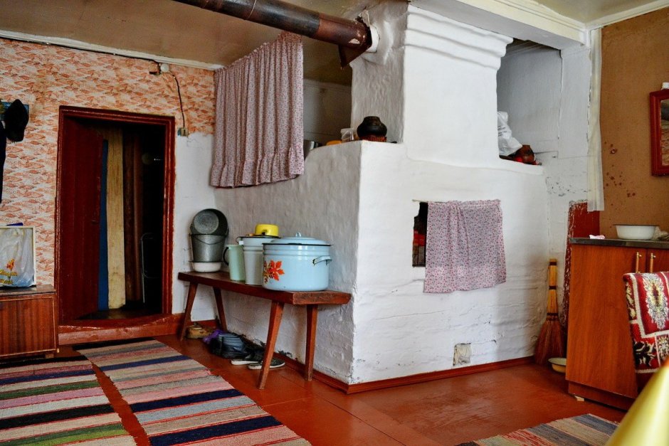 Деревенский дом с печкой