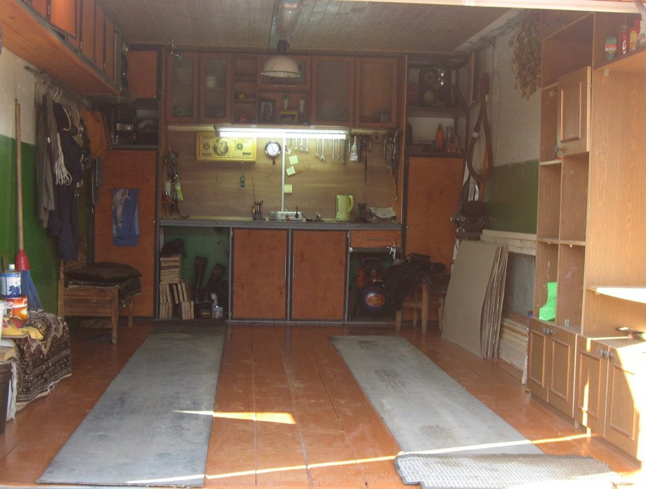 Жилая комната внутри гаража