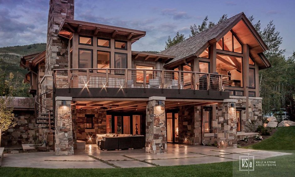 Деревянный дом с камнем