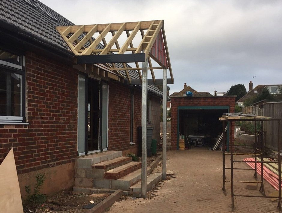 Дом с мансардой и крыльцом