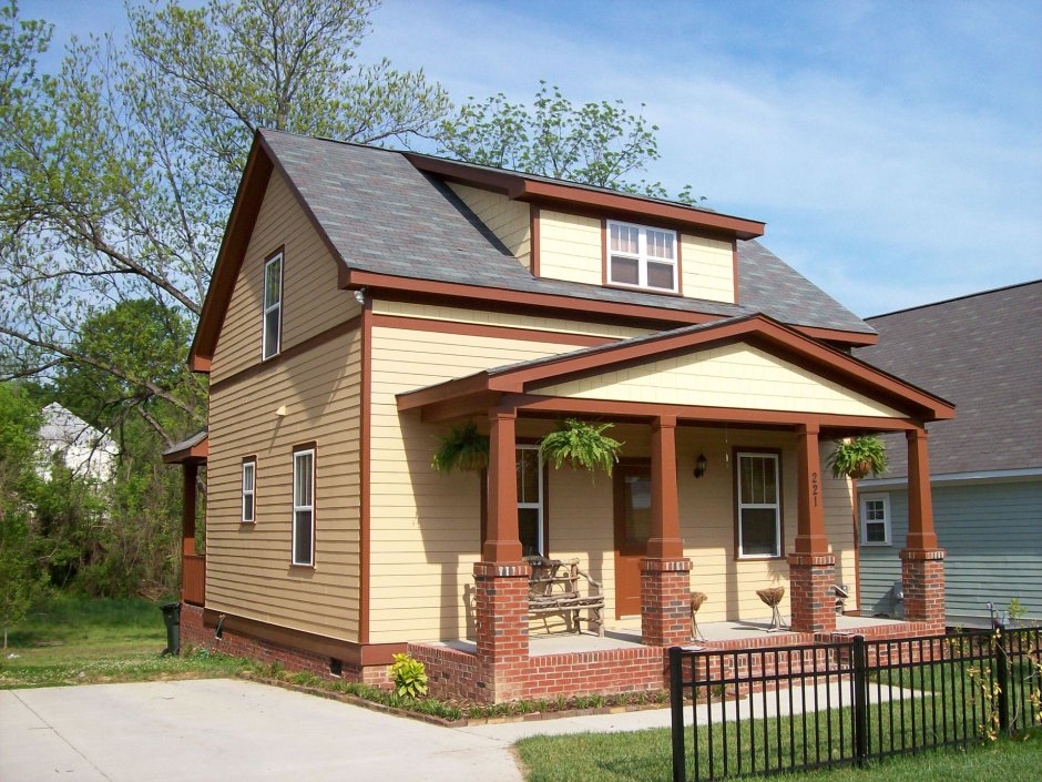 Дом с двускатной крышей и крыльцом