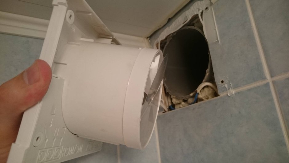 Монтаж вентиляции в ванной и туалете