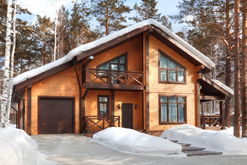 Деревянный дом с гаражом