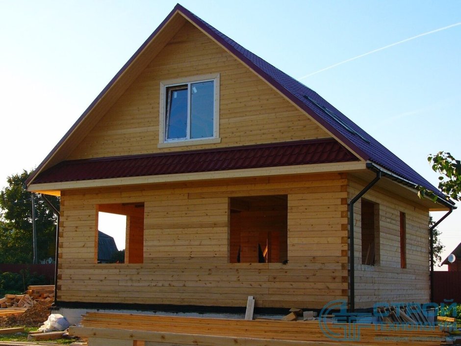 Козырек на фронтоне деревянного дома