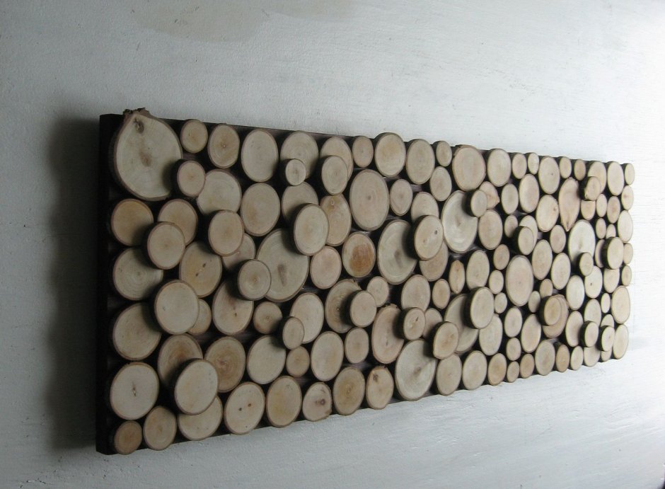 Стена из круглых спилов дерева