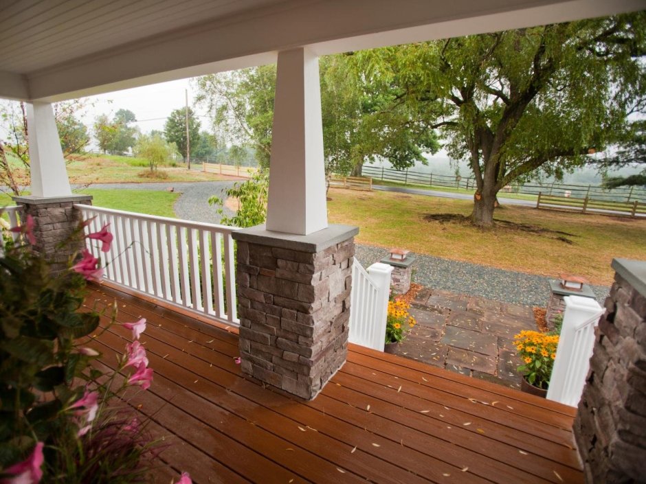 Отделка деревянных столбов на террасе