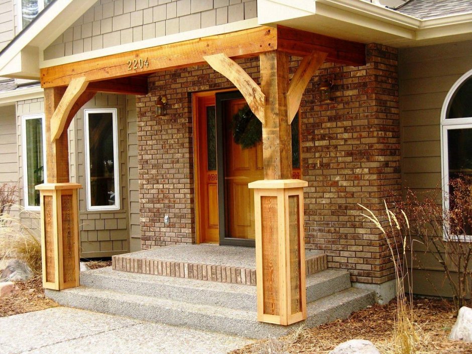 Крыльцо для частного дома с навесом