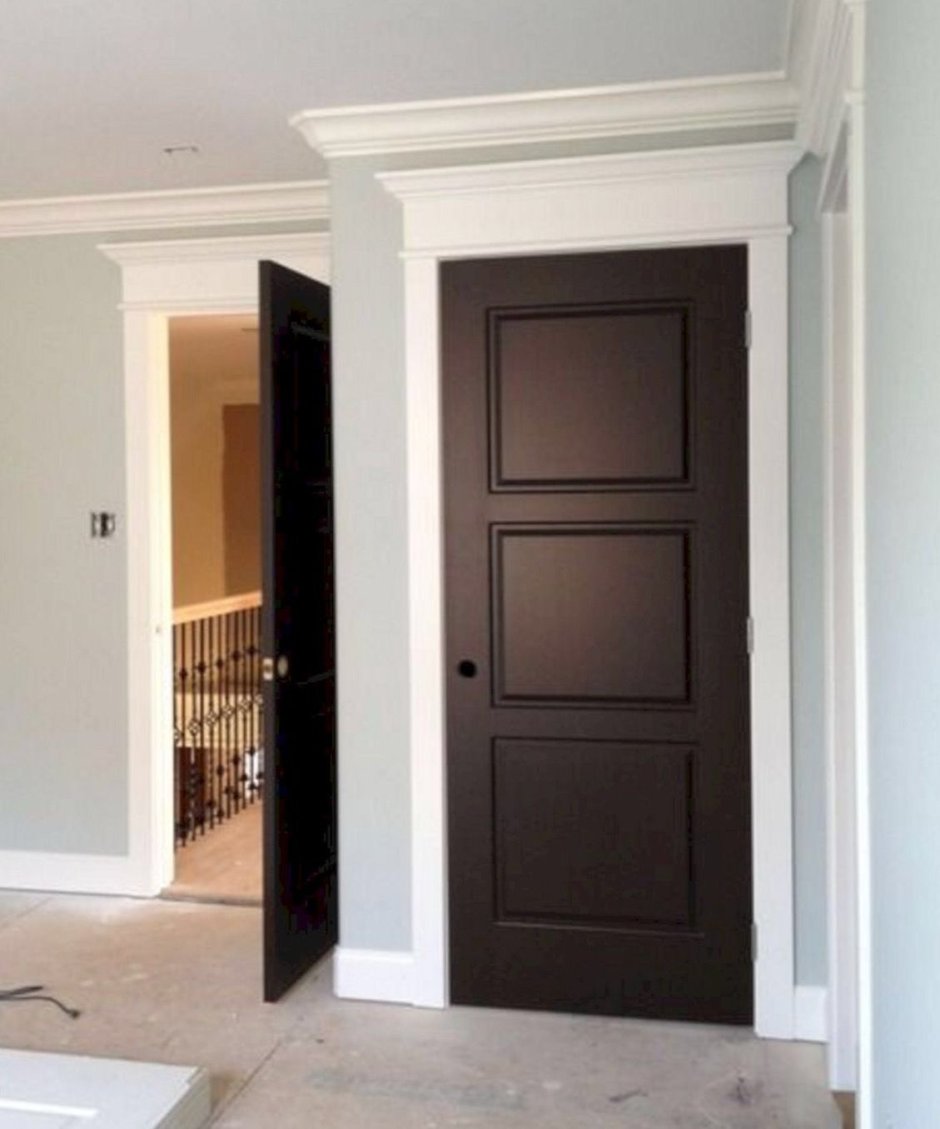 Белый плинтус напольный и дверь