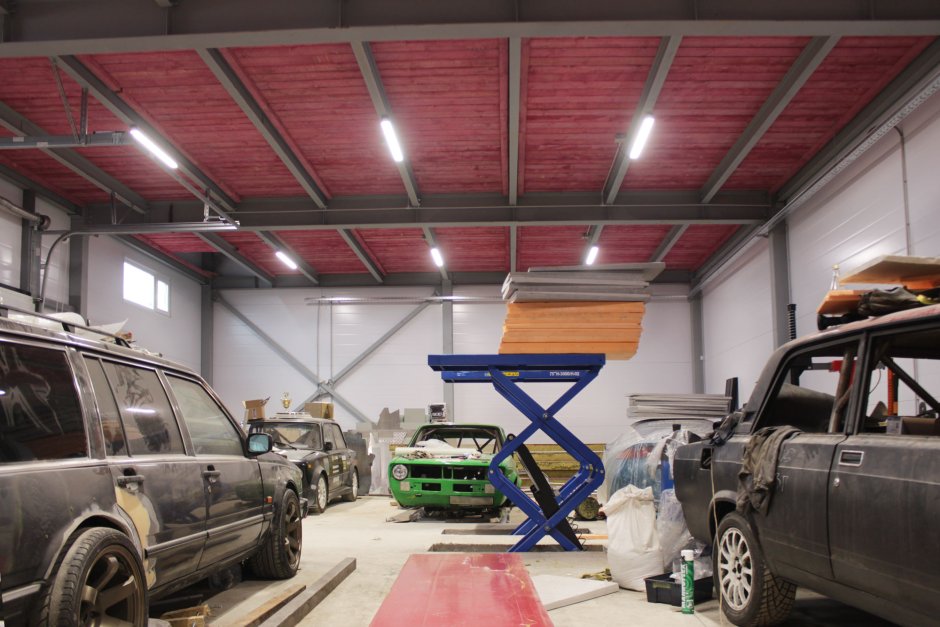 Черный интерьер в гараже