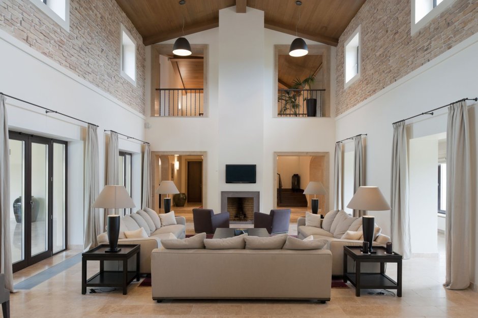 Гостиная с высокими потолками