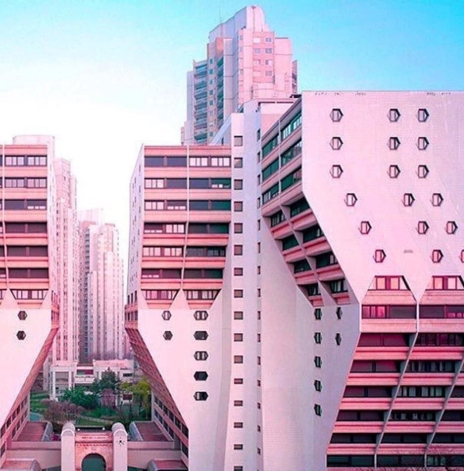 Розовый многоэтажный дом