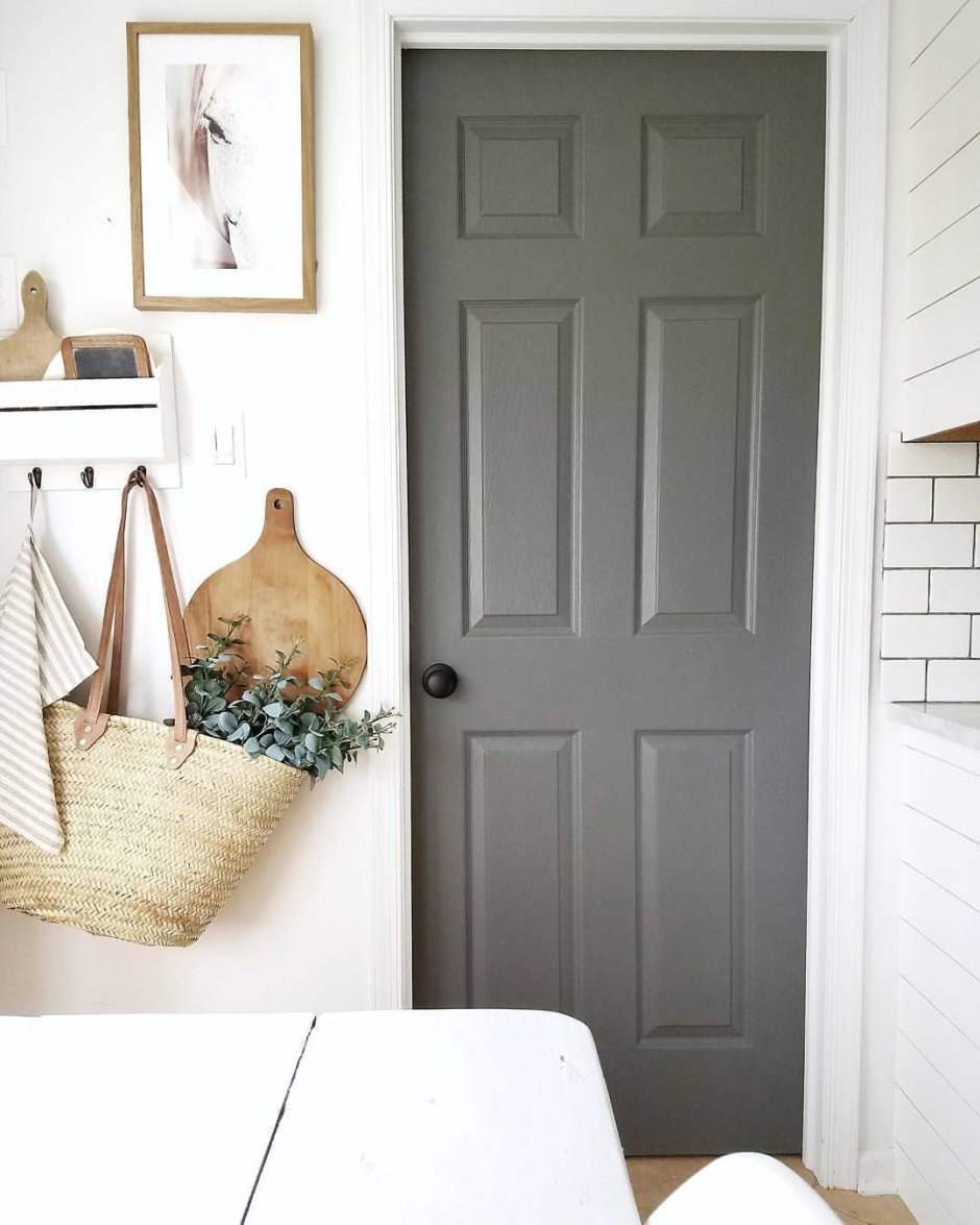 Серые двери в деревянном интерьере