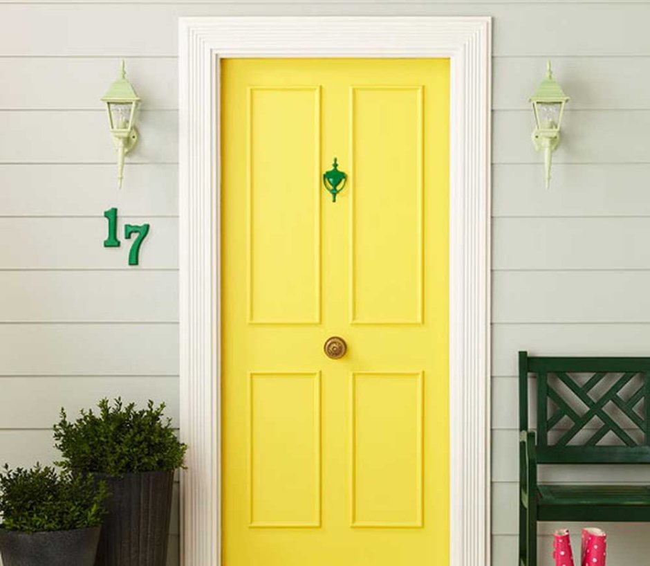 Желтая входная дверь