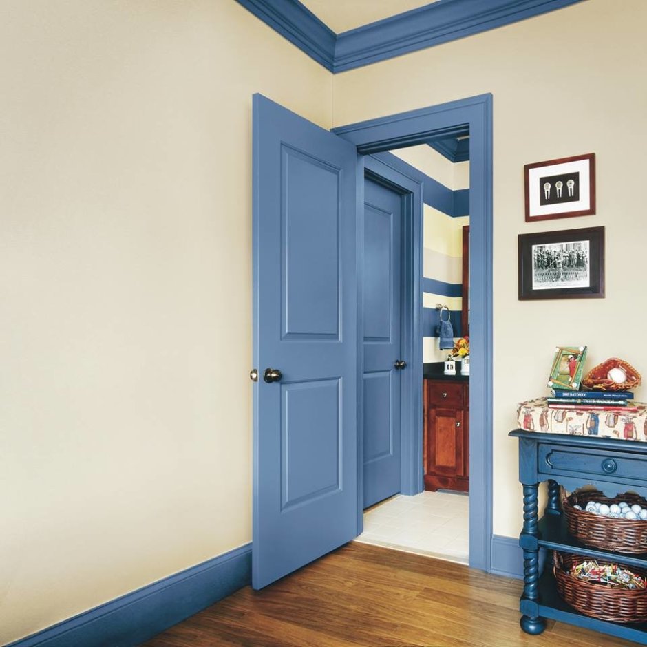 Разноцветные двери в интерьере