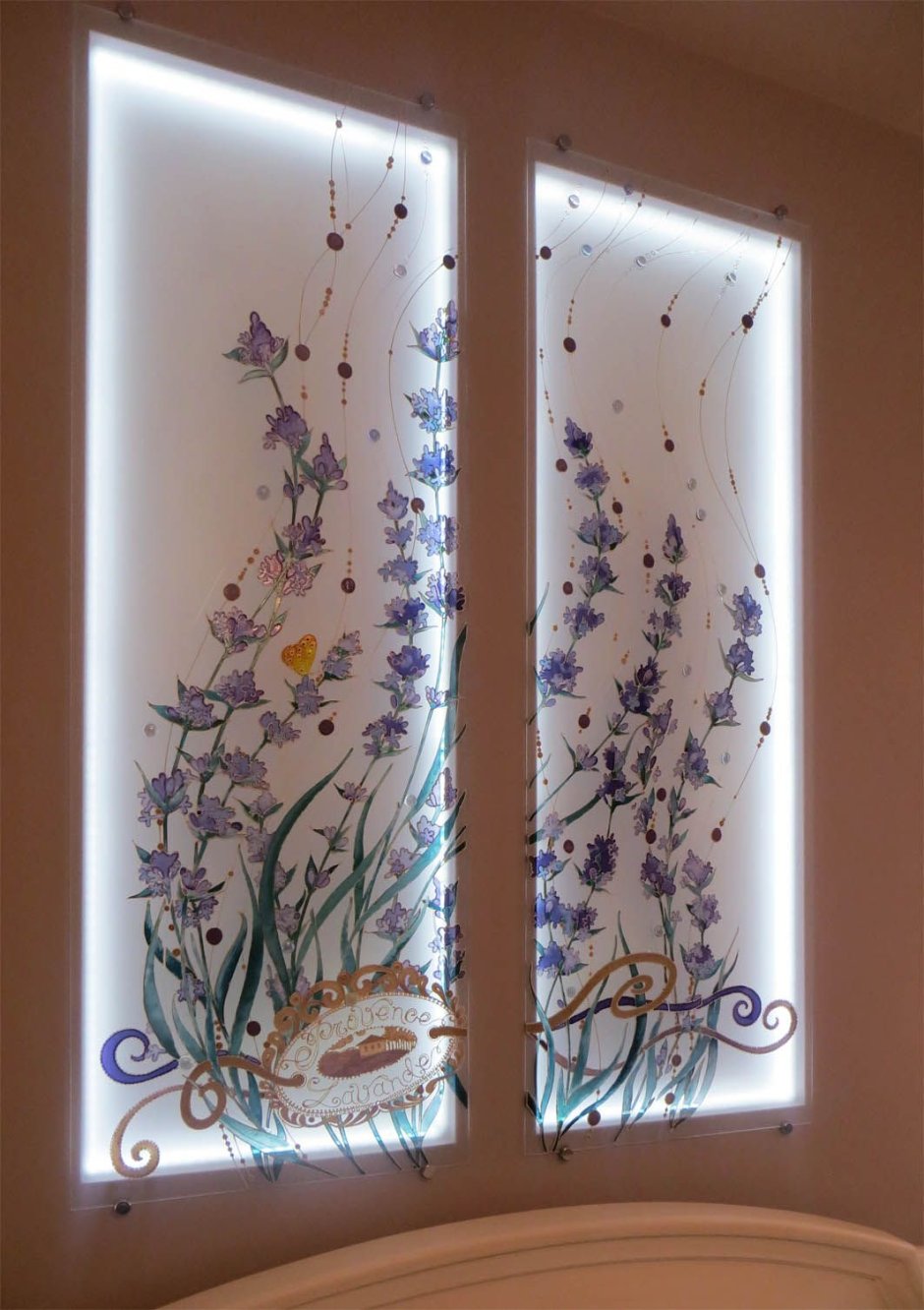Витражные стекла с подсветкой