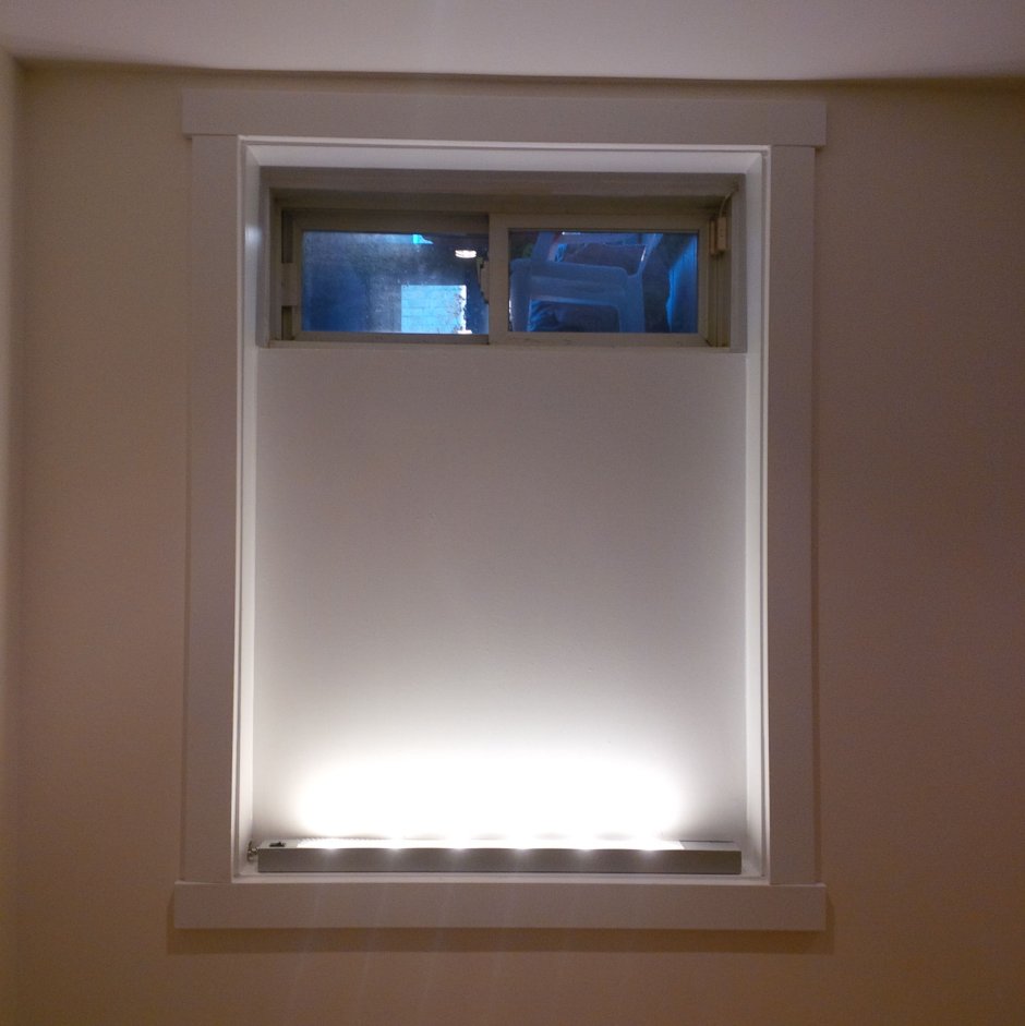 Светильник в оконном проеме