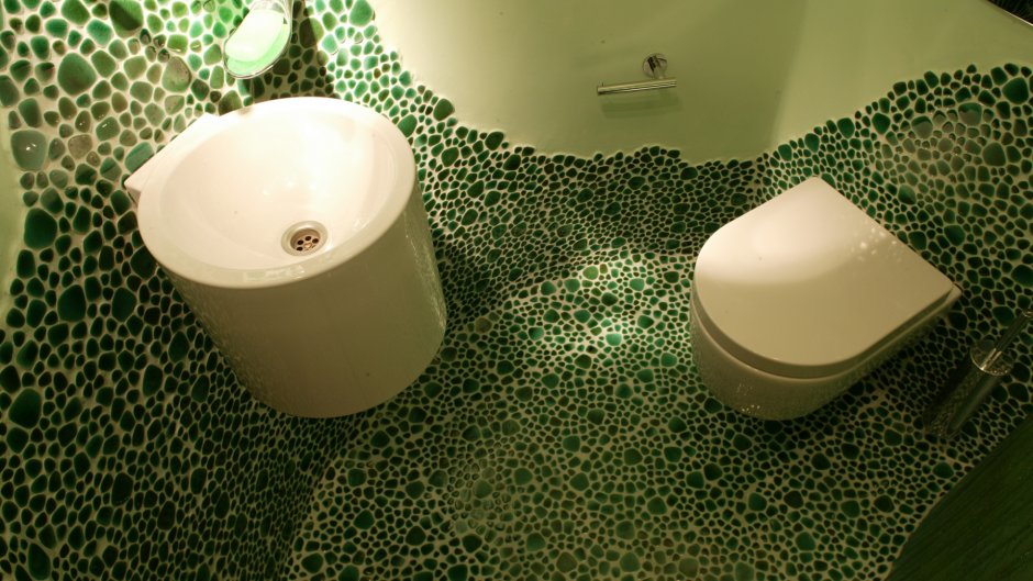 Зеленая мозаика в ванной