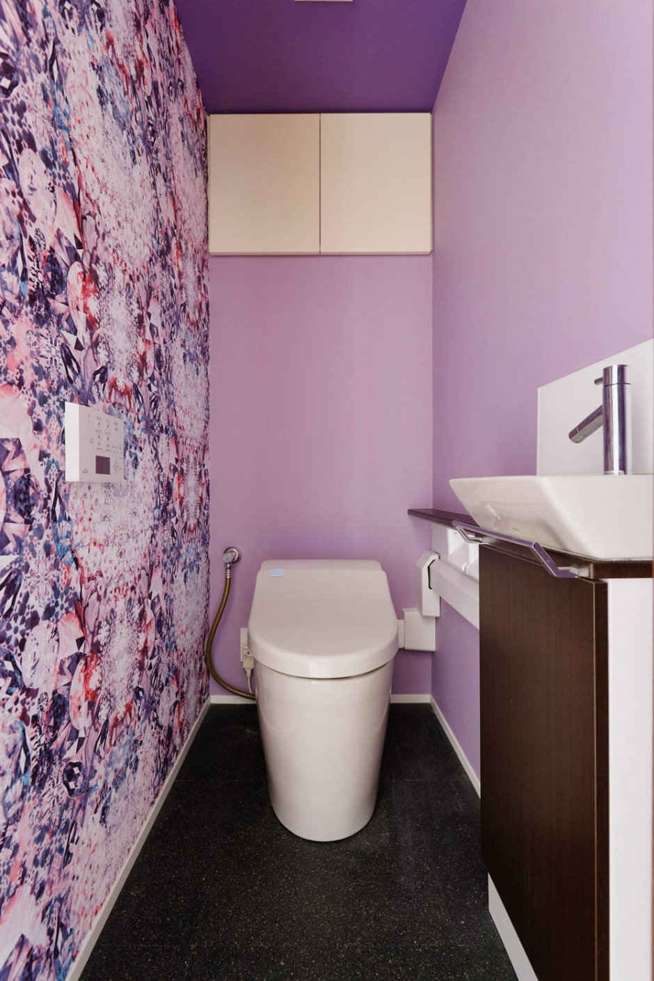 Фиолетовый туалет