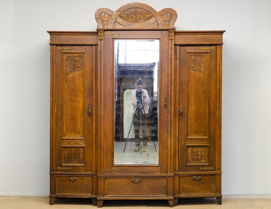 Красивый старинный шкаф