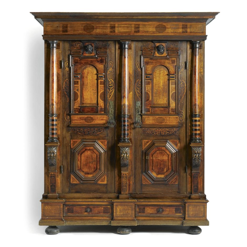 Угловой старинный шкаф