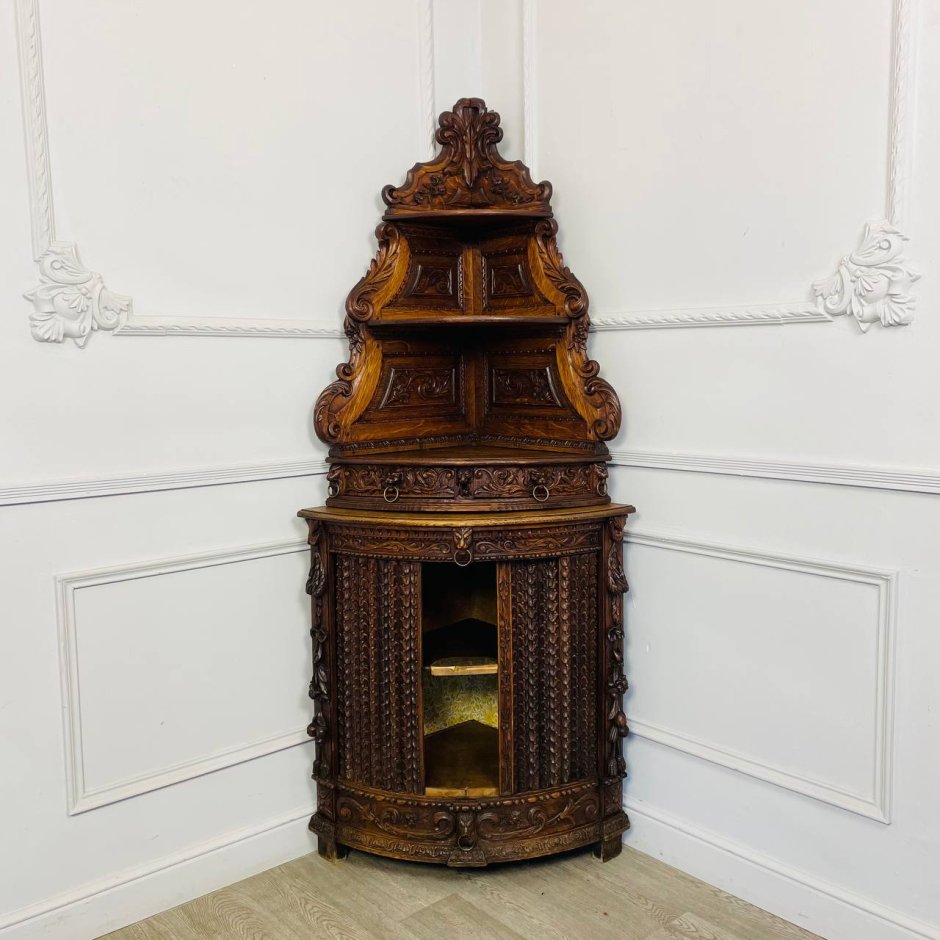 Старый платяной шкаф на черном фоне