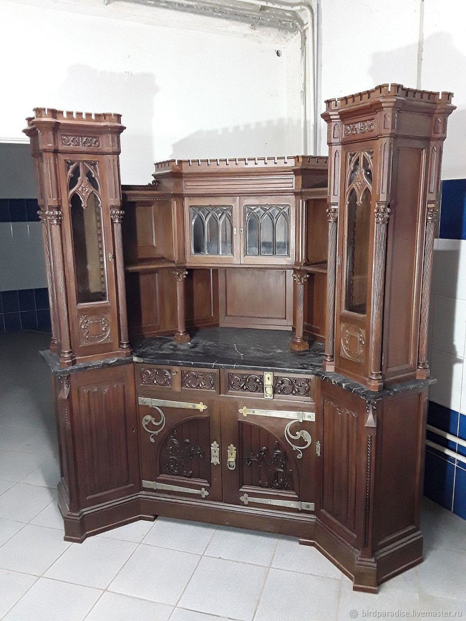 Шкаф в викторианском стиле