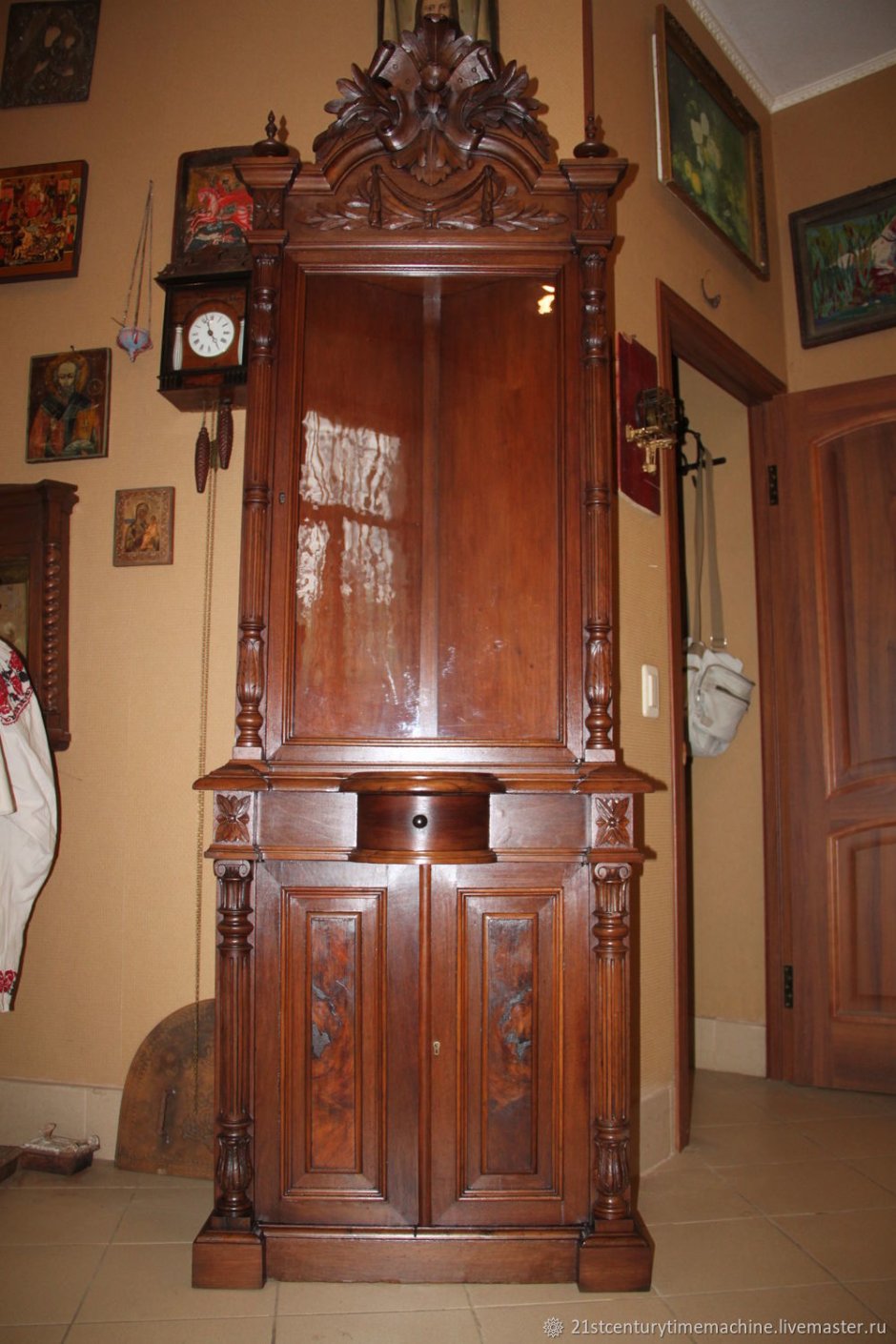 Старинный угловой шкаф