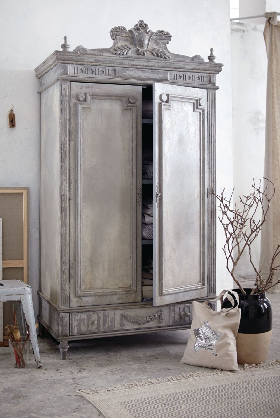 Аптечный шкаф