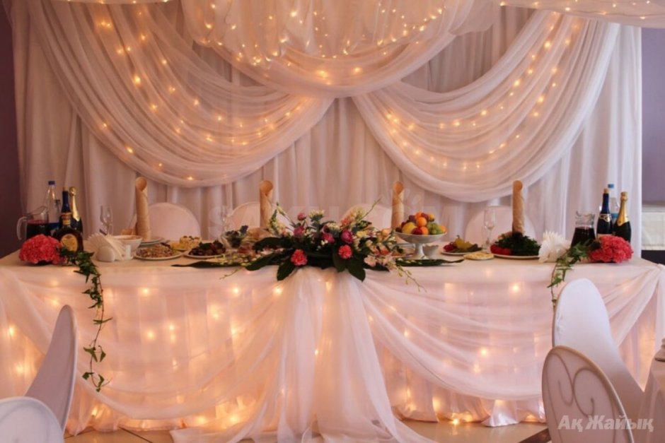Свадебный стол жениха и невесты