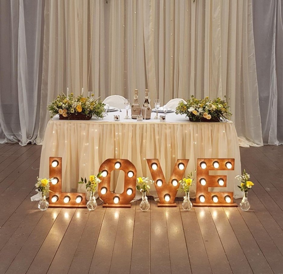 Свадебный стол жениха и невесты