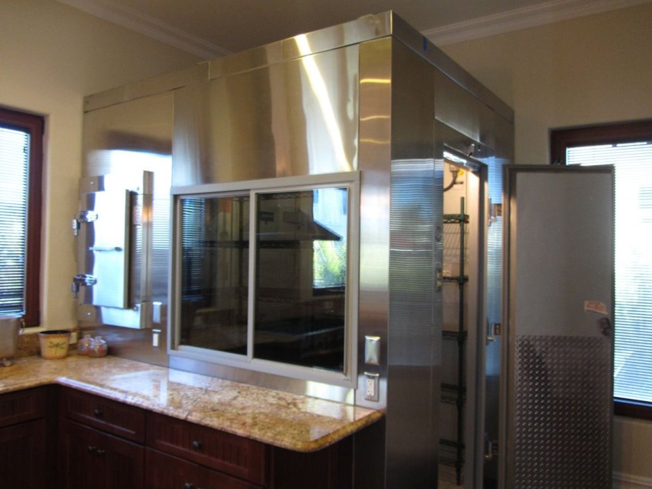 Холодильник в комнате