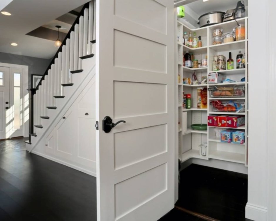Кладовка под лестницей в частном доме
