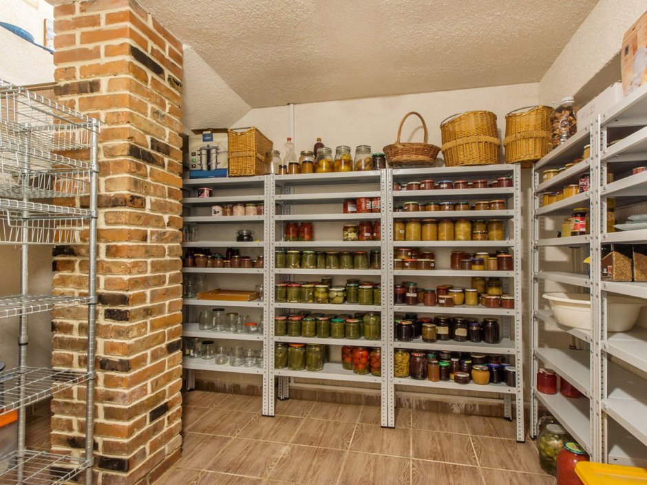 Стеллажи для банок в кладовке