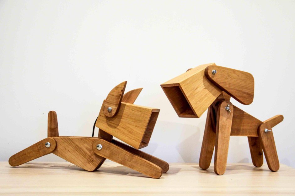 Настольная лампа деревянная собака