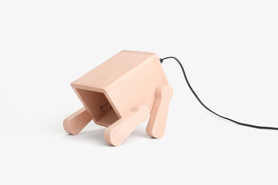 Деревянный светильник собака