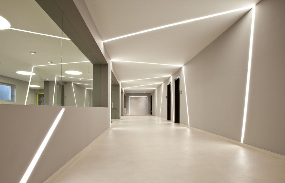 Потолок световые линии в гостиной