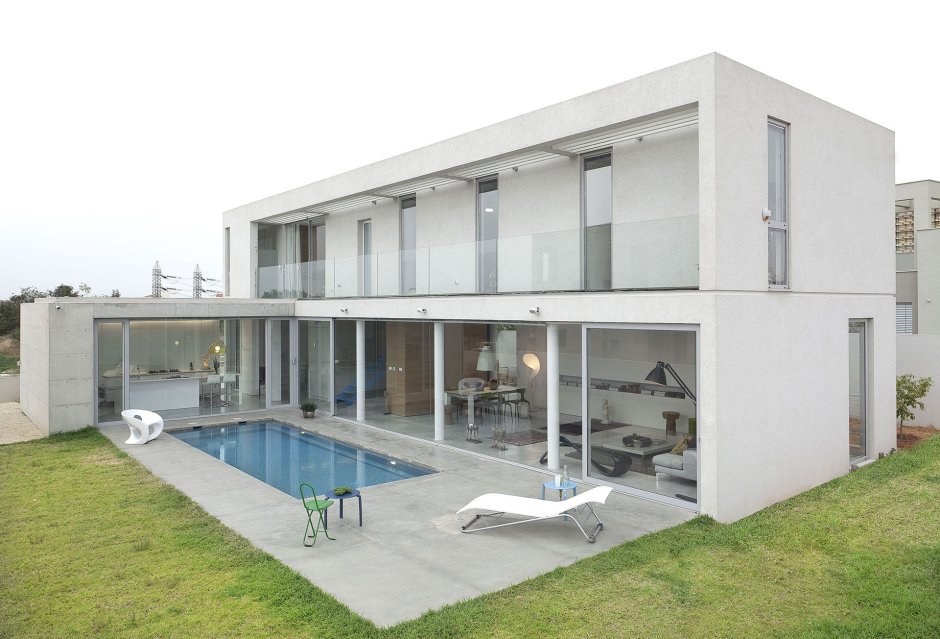 Монолитный стеклянный дом