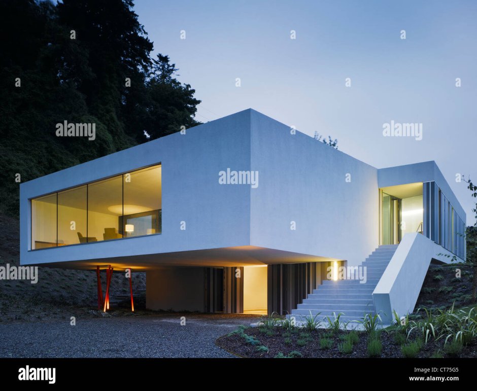 Дом с плоской крышей на склоне