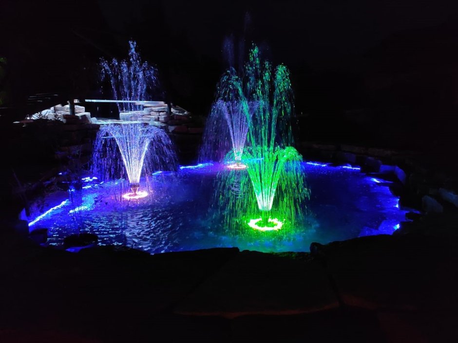 Фонтан с подсветкой для дачи