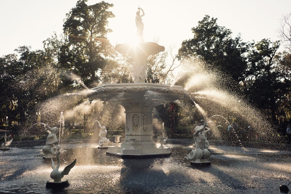 Красивый фонтан в парке