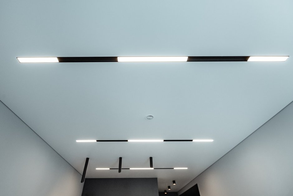 Натяжной потолок с линейной подсветкой